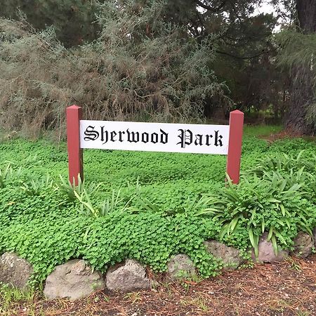 Somerville Sherwood Park Bed And Breakfast מראה חיצוני תמונה